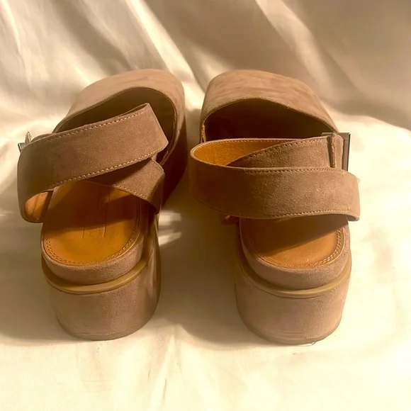 ASOS a platform sandal size 5 but is women size 7 - Picture 2 of 3